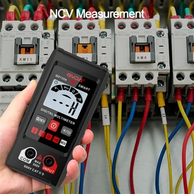Wie kann man die verbleibende Batterieleistung mit einem Multimeter ermitteln?